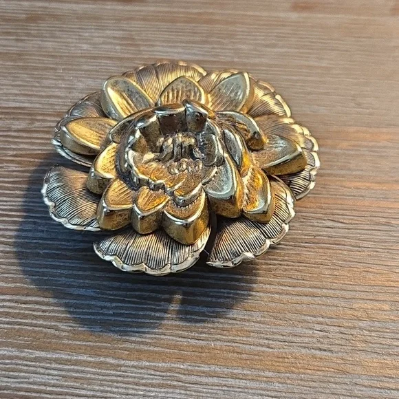 Goldtone Flower Brooch - Picture 4 of 5